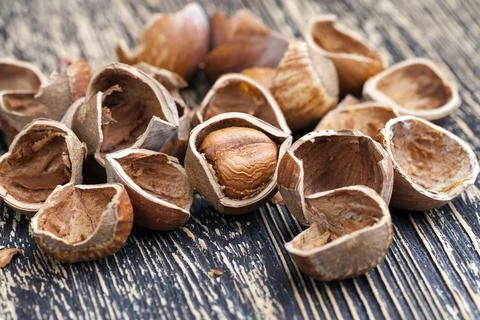 Split hazelnuts on the table Foto stock