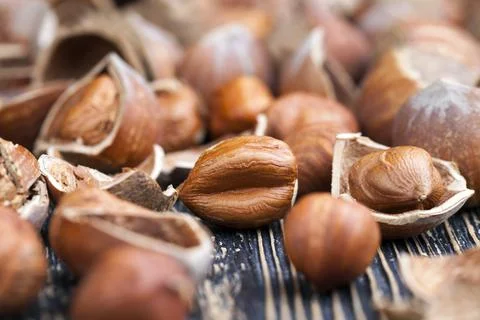 Split hazelnuts on the table Foto stock
