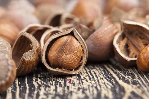 Split hazelnuts on the table Foto stock