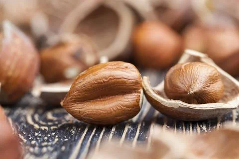 Split hazelnuts on the table Foto stock