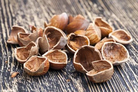 Split hazelnuts on the table Foto stock