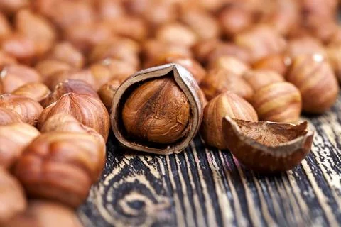 Split hazelnuts on the table Foto stock