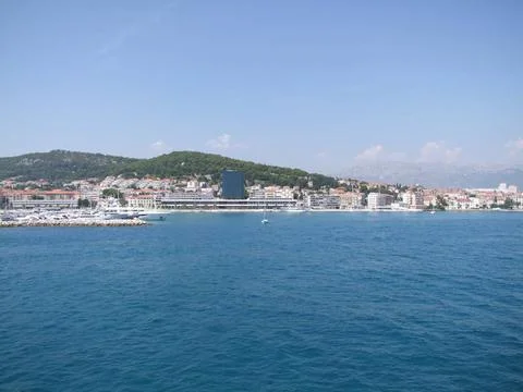 Split in Kroatien Die Stadt Split vom Meer aus, im Hintergrund Marjan das ... Stock Photos