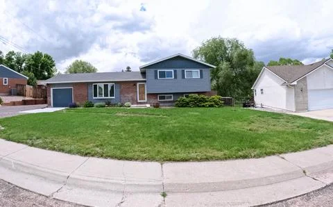 Split-level suburban home with front lawn Foto stock