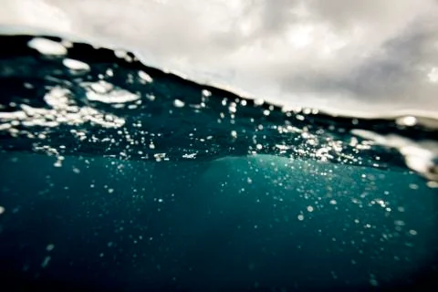 A split level underwater view of rough ocean with cloudy skies Foto stock
