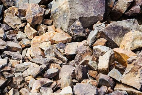 Split or broken rock. Sharp pebbles. batu gunung. pile of stones pieces for.. Stockfoto's