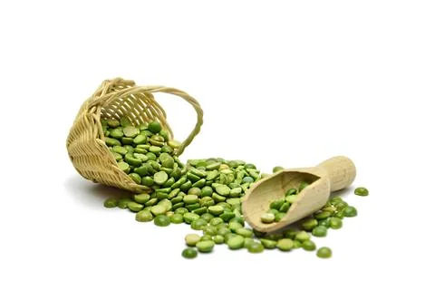 Split peas in woven basket isolated on white background Foto stock