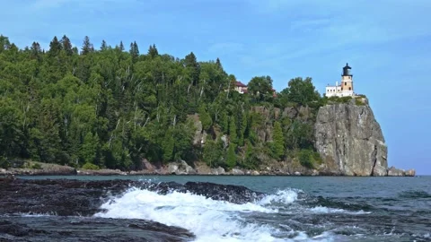 Split rock light house on lake superior waves summer in minnesota Vidéo 138970155