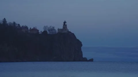 Split Rock Lighthouse Beacon Lit at Dusk for Edmund Fitzgerald Memorial 50th Vídeos de archivo 322515822
