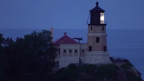Split Rock Lighthouse historic landmark glowing on the shore of Lake Superi.. Stock-Footage 347166679