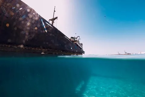 Split shot with old wreck ship in Atlantic ocean. Foto stock