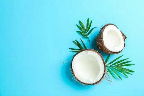 Split tropical coconut on color background, space for text Foto stock