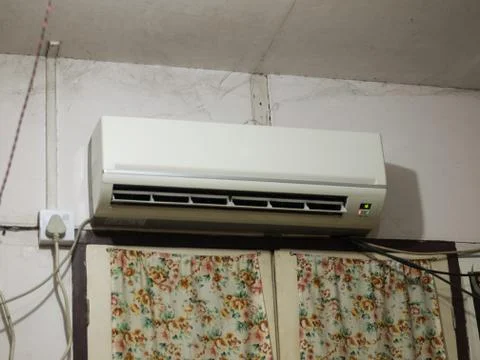 SPLIT-TYPE AIR CONDITIONER MOUNTED ON WALL Foto stock