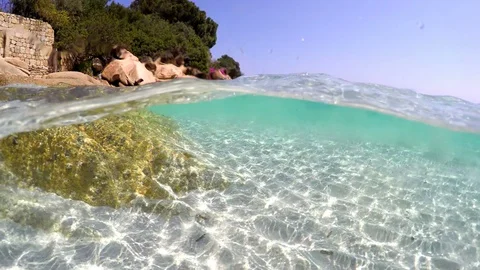 Split underwater view of Capriccioli beach in Costa Smeralda Video stock 89698572