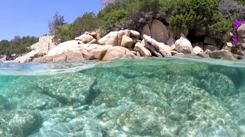 Split underwater view of Capriccioli beach in Costa Smeralda Video stock 89945106