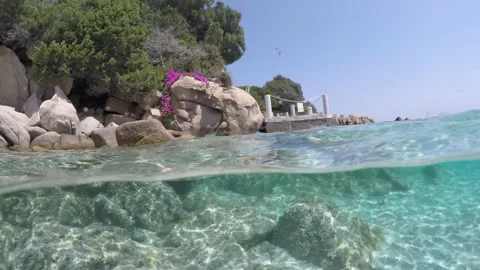 Split underwater view of Capriccioli beach in Costa Smeralda Video stock 144273884