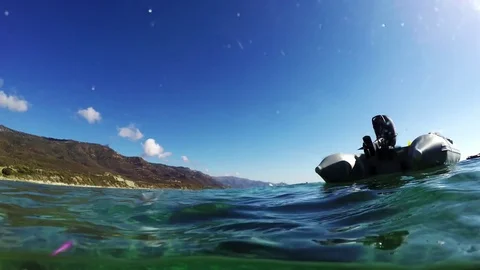 Split underwater view of a rubber boat  Video stock 79717055