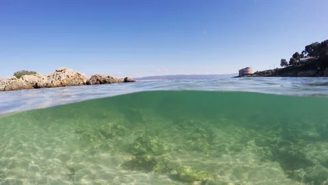 Split underwater view of a small cove in Alghero coastline Video stock 101839837
