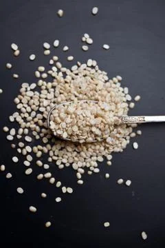 Split Urad Dal in Spoon, Angled Top View Macro Shot with Defocused Black Ba.. 스톡 사진