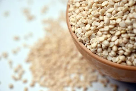 Split Urad Dal in Spoon, Angled Top View Macro Photograph with Soft Defocus.. Foto stock