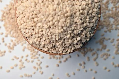 Split Urad Dal in Spoon, Top View Macro Food Photograph with Soft Defocused.. Foto stock