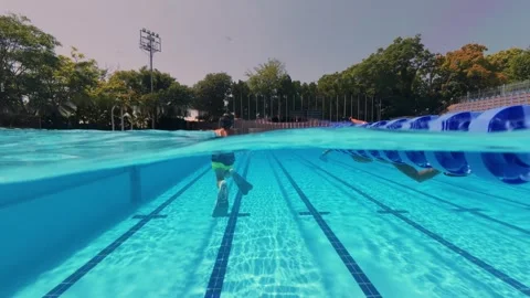 Split View Boy Swimming Underwater with Flippers in Pool Video stock 342020170