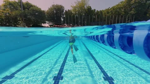 Split View Two Boys Swimming Underwater in Outdoor Pool Video stock 342020306