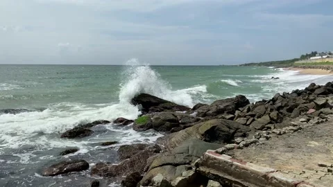 Splits waves against rocks in the sea, strong sea waves Video stock 167702203