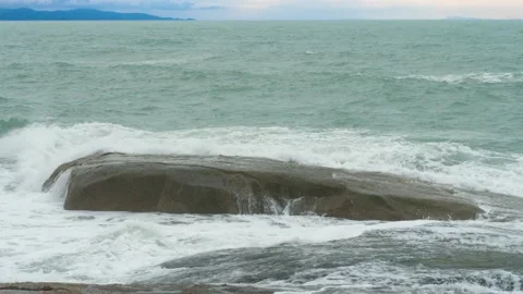 Splits waves against rocks in sea on sky background Stock Footage 287569058