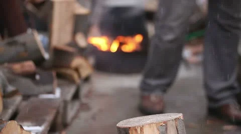 Splitting Firewood With An Axe Видео 20993278