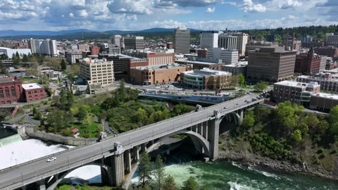 Spokane River flowing through downtown city with Monroe Street Bridge and Stockbeeldmateriaal 335263933