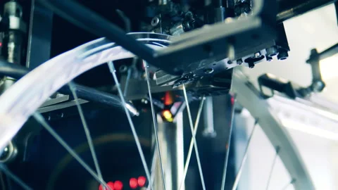 Spokes in a bicycle wheel are getting mechanically adjusted Vídeo Stock 146637991