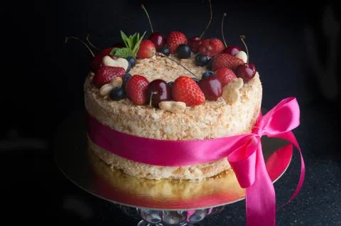 Sponge cake with berries on dark Foto stock