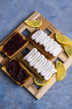 Sponge cake with jam Foto stock