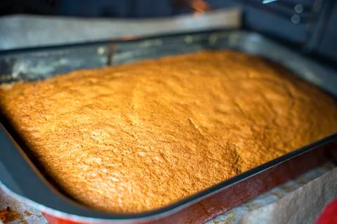 Sponge cake in the oven. Close-up. Foto stock