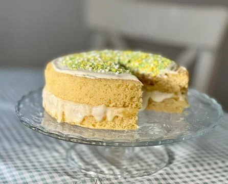 Sponge Cake, Summer Spring Themed, Lemon with Icing and Buttercream 库存照片