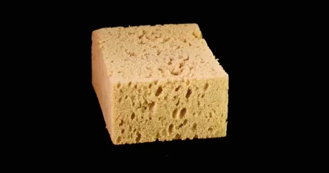 Sponge spinning over black background Vídeos de archivo 154726335