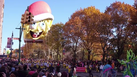 Spongebob Squarepants balloon in 91st Macys Parade 4k 스톡 동영상 87707019