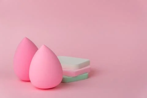 Sponges for applying makeup in the form of a drop or egg and flat sponges on  Stockfoto's