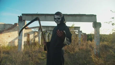 Spooky grim reaper gesturing to follow outdoors 스톡 동영상 140513977