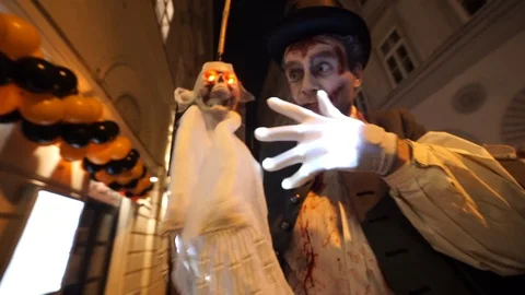Spooky Puppet held by Stilts Performer Vídeos de archivo 88402682