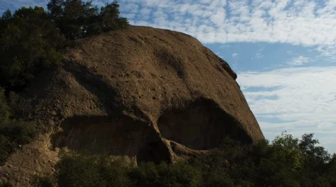 Spooky Skull Shaped Rock Vídeo Stock 54613933