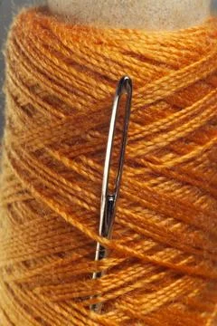 Spool of Thread and Needle. close-up Foto stock