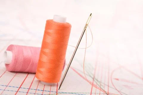 Spool of thread and needle. sew accessories. Foto stock