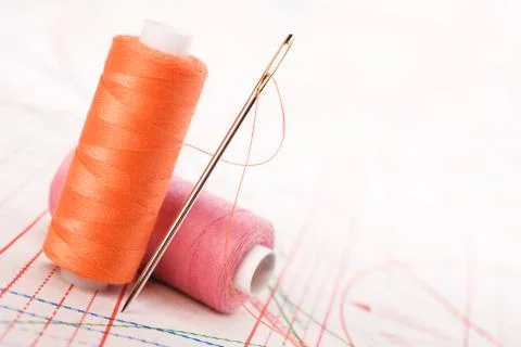 Spool of thread and needle. sew accessories. Foto stock