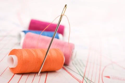 Spool of thread and needle. sew accessories. Foto stock