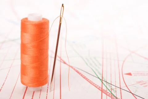 Spool of thread and needle. sew accessories. Foto stock