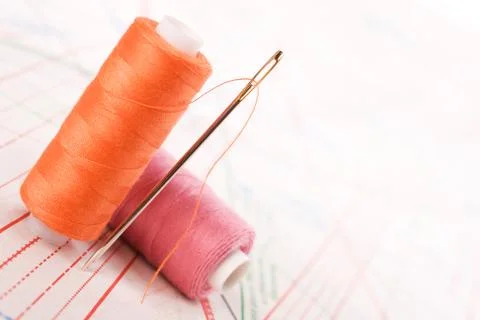 Spool of thread and needle. sew accessories. Foto stock