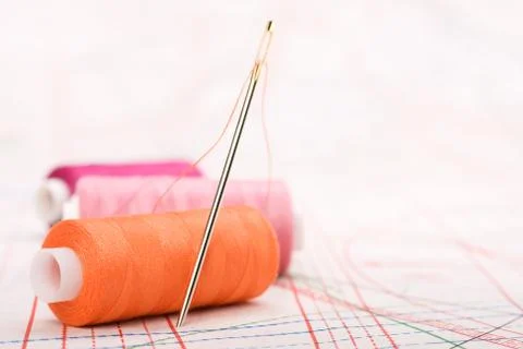 Spool of thread and needle. sew accessories. Foto stock