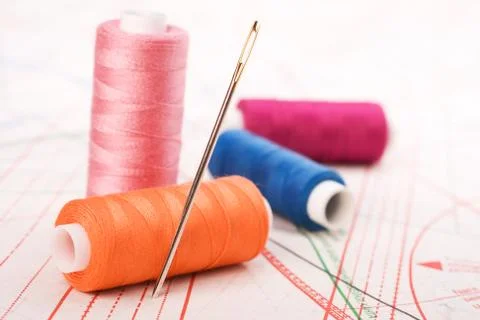 Spool of thread and needle. sew accessories. Foto stock